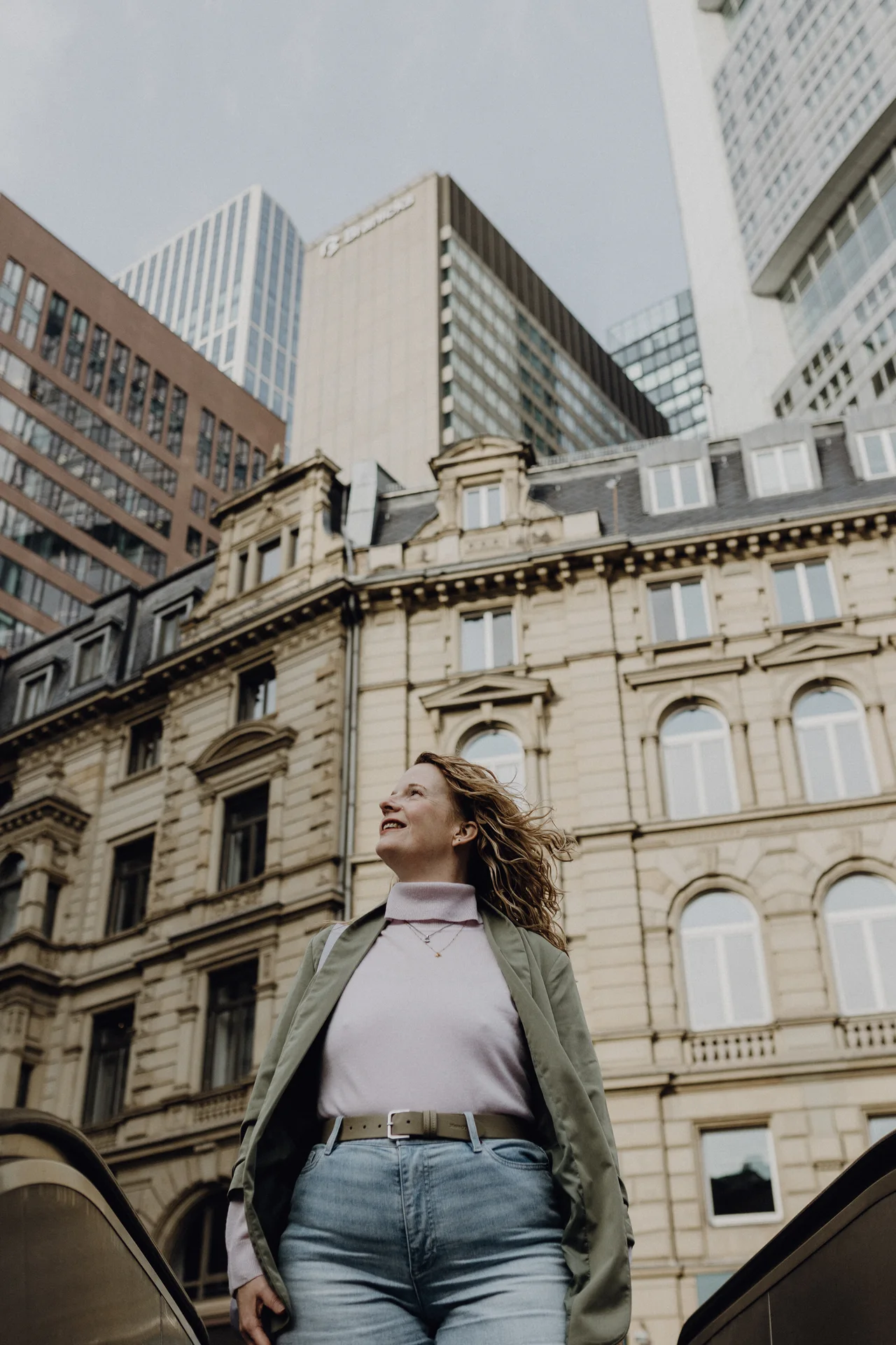 Stefanie Finke im Frankfurter Bankenviertel - Business- & Finanzmentorin mit Strategie und Weitsicht