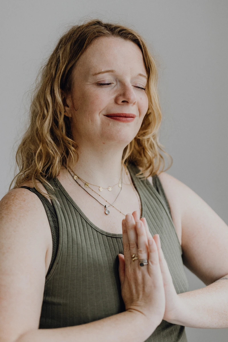 Hände in Namasté – achtsame Geste von Stefanie Finke während der Yoga-Praxis