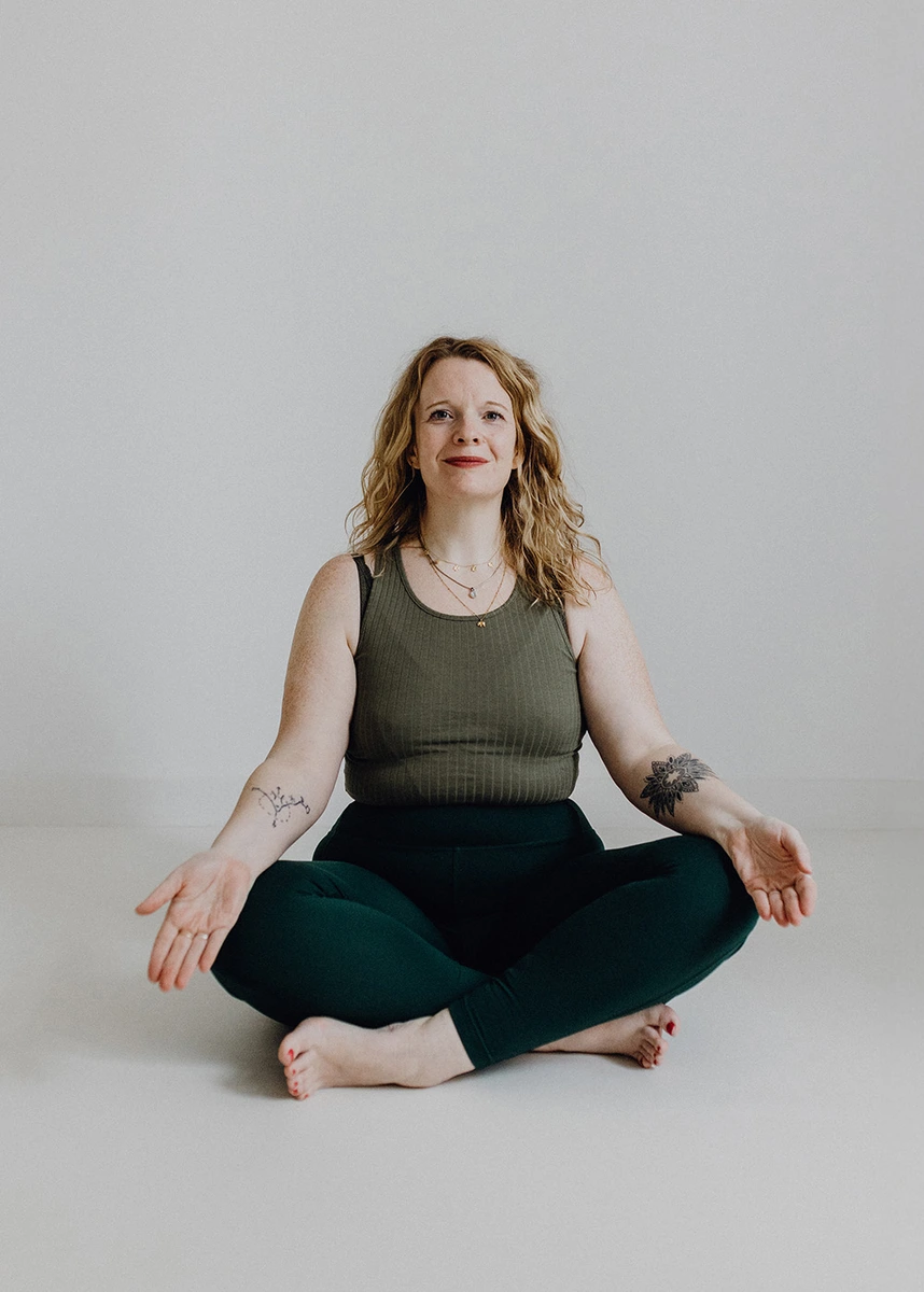 Stefanie Finke – Yogalehrerin in Frankfurt mit Yogamatte, bereit für eine achtsame Praxis