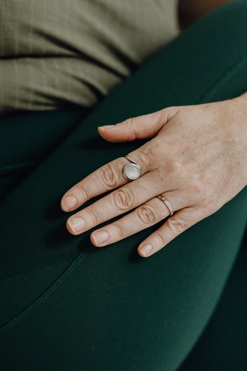 Stefanie Finke - Yogalehrerin in Frankfurt mit Yogamatte, bereit für eine achtsame Praxis